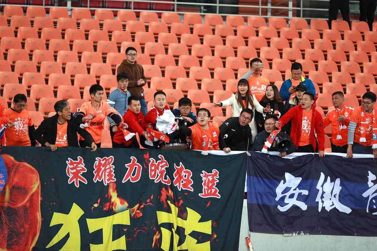 一方队员斗志昂扬，成功击败对手的简单介绍