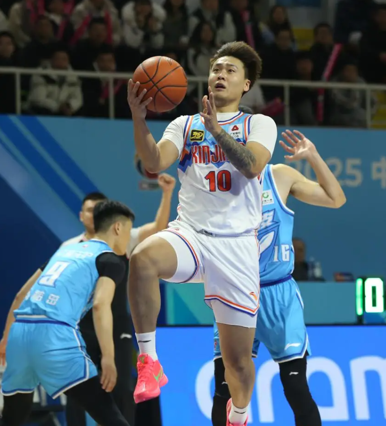 惊心动魄的篮球比赛即将上演! 惊心动魄的篮球比赛即将上演!