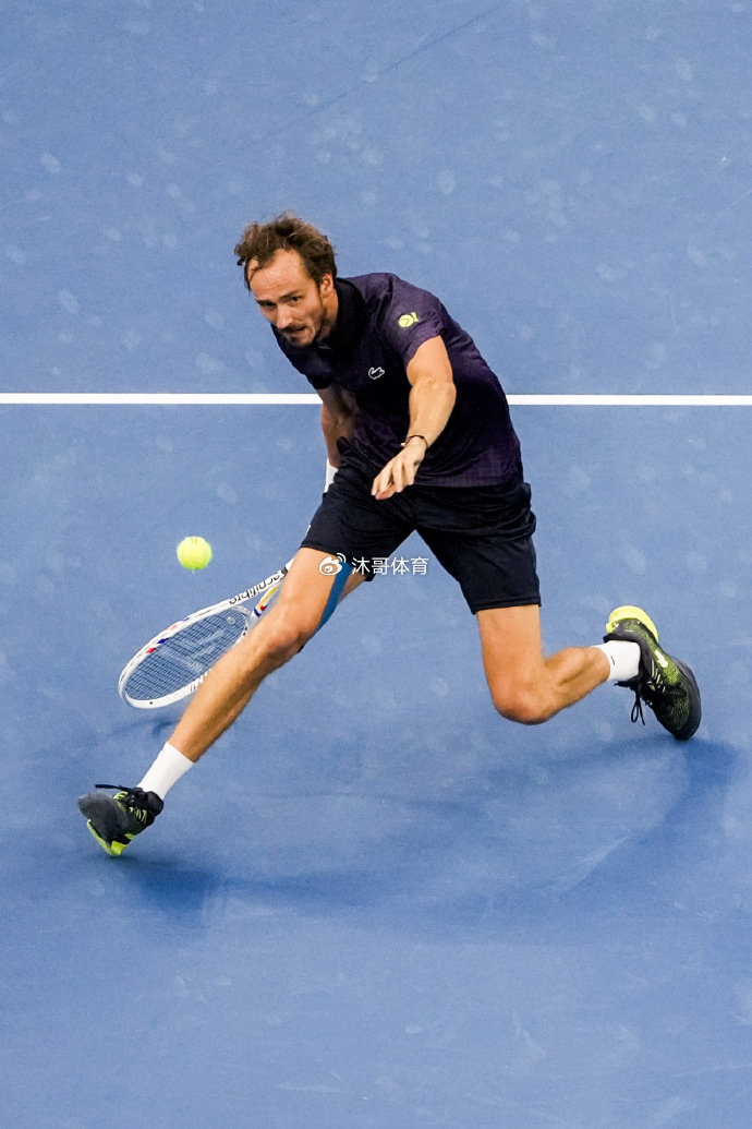 体育赛事直播-日本网球队爆冷世界网球队，梅德韦杰夫制霸全场