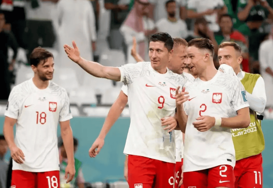 波兰大胜冰岛，晋级欧洲杯附加赛