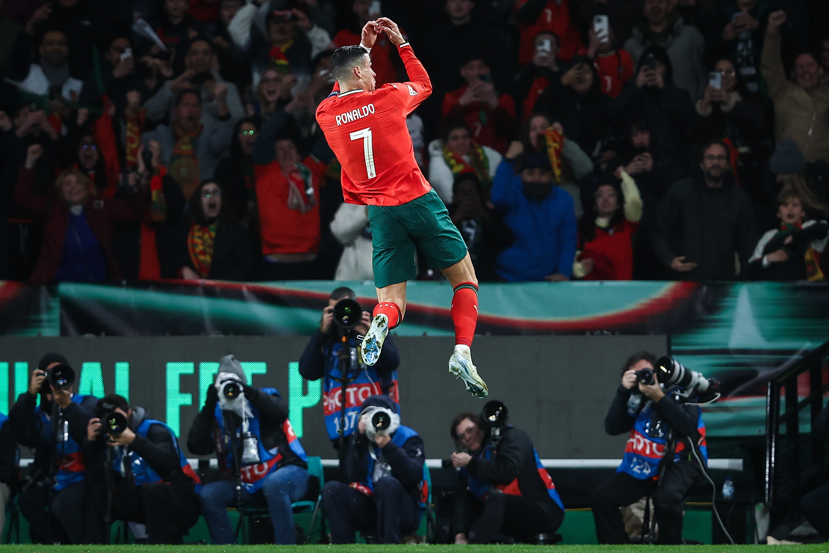 熊猫直播平台-包含奥地利惨败葡萄牙，提前无缘欧国联四强的词条